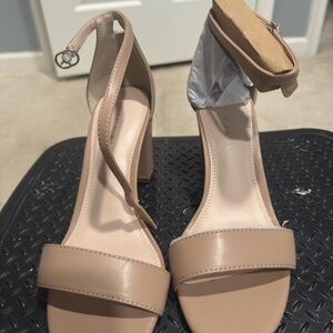 Kelly & Katie Nude Block Heel Sandals NWOB